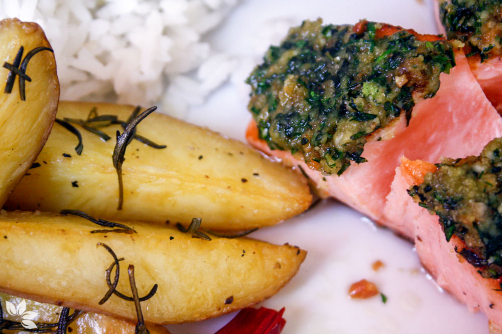 Salmão com crosta de ervas e castanha de caju