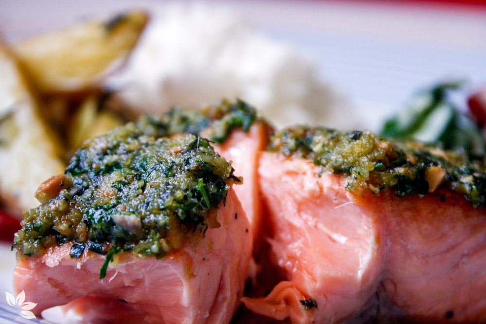 Salmão com crosta de ervas e castanha de caju