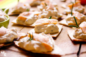 Receita fácil de patê de salmão feito com maionese de alecrim, servido com pães crocantes e palitos de cenoura