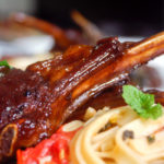 Receita de Carré de cordeiro caramelizado e fettuccine com aspargos frescos