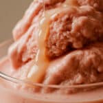 Sorvete de morango com iogurte cremoso servido em taça de vidro.