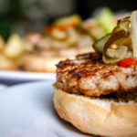 Hambúrguer de porco com relish de pepino