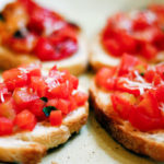 Receita de Bruschetta de tomate e de pimentões assados