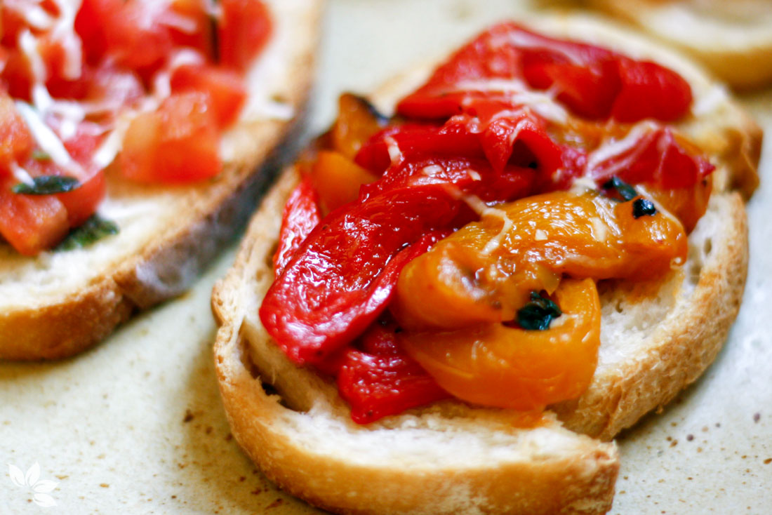 Receita de Bruschetta de tomate e de pimentões assados