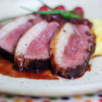 Receita de Magret de Pato ao Vinho do Porto e Framboesas com Purê de Mandioquinha com Queijo de Cabra.