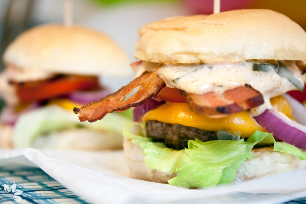 Cheese bacon com molho de relish de pepino