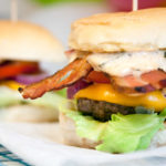 Cheese bacon com molho de relish de pepino