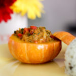 Moqueca de siri na mini moranga com arroz ao pesto