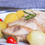 Lombo de Javali na cerveja preta com batatas e legumes assados