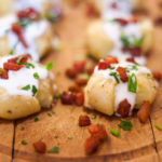 Batatas ao Murro com maionese de alho e bacon, perfeitas para um petisco ou acompanhamento.