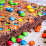 Brownie de chocolate com confeitos coloridos, ideal para o Dia das Crianças