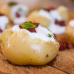 Batatas ao Murro com maionese de alho e bacon, perfeitas para um petisco ou acompanhamento.