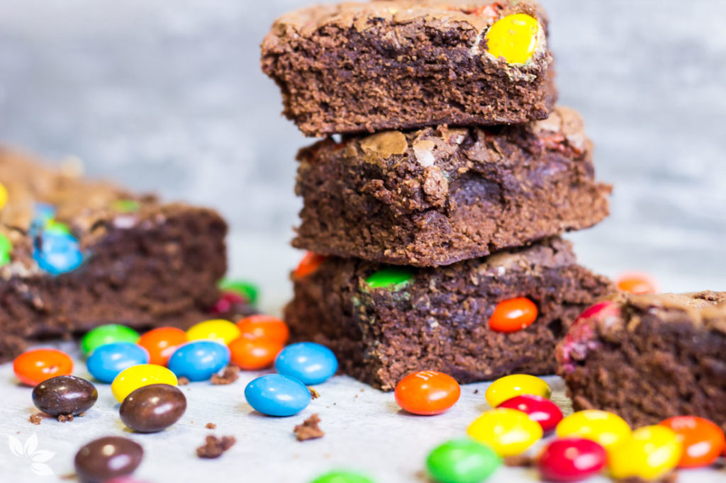 Brownie de MM’S fofinho e colorido cortado em quadradinhos