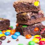 Brownie de MM’S fofinho e colorido cortado em quadradinhos
