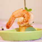 Petisco de camarões no azeite com cubinhos de queijo coalho