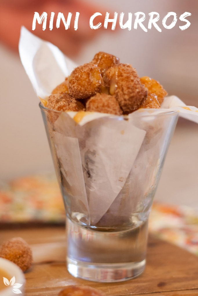 Mini churros caseiros com doce de leite.