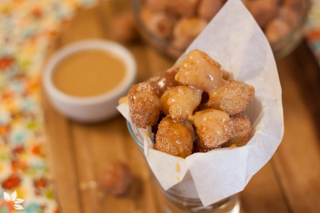 Receita de churros caseiro servido com doce de leite cremoso.