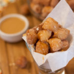 Receita de churros caseiro servido com doce de leite cremoso.