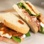 Sanduíche de presunto cru com molho de tomate seco