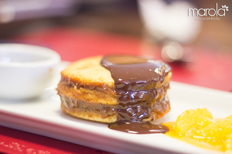 Alfajor caseiro recheado com doce de leite e servido com laranja caramelizada e sorvete de limão-siciliano do Empório San Martin
