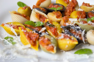 Receita de Conchiglie com molho de linguiça e manjericão