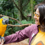 Parque das Aves - Amanda Fernandes segurando a Arara