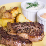Receita de Bife Ancho com Batatas e Molhos Cremosos