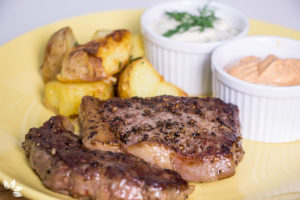 Receita de Bife Ancho com Batatas e Molhos Cremosos