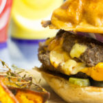 Burger Juicy Lucy com Batatas Assadas ao Tomilho