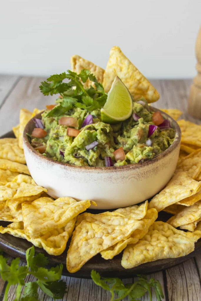 Guacamole fresco e caseiro, uma das receitas leves e práticas para o verão