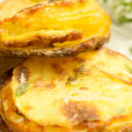 Batatas crocantes assadas em formas de cupcake, servidas como petisco.