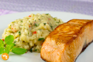Receita de Salmão Grelhado com Risoto de Ervas