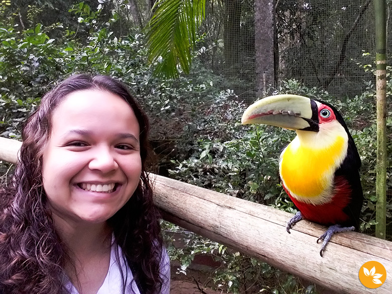 Eloah fazendo uma selfie com o tucano no Parque das Aves Eloah fazendo uma selfie com o tucano no Parque das Aves