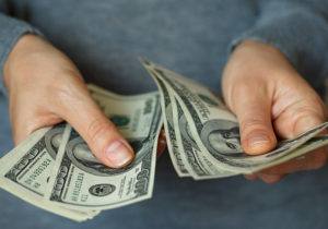 Foto © Shutterstock. Cotação do dólar - Dicas para economizar e encontrar o melhor valor