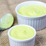 Tigela com creme de abacate cremoso.