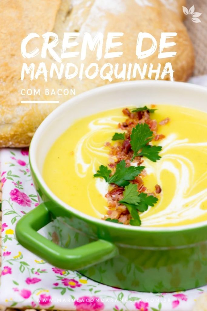 Tigela de sopa creme de mandioquinha com bacon crocante e salsinha picada por cima.