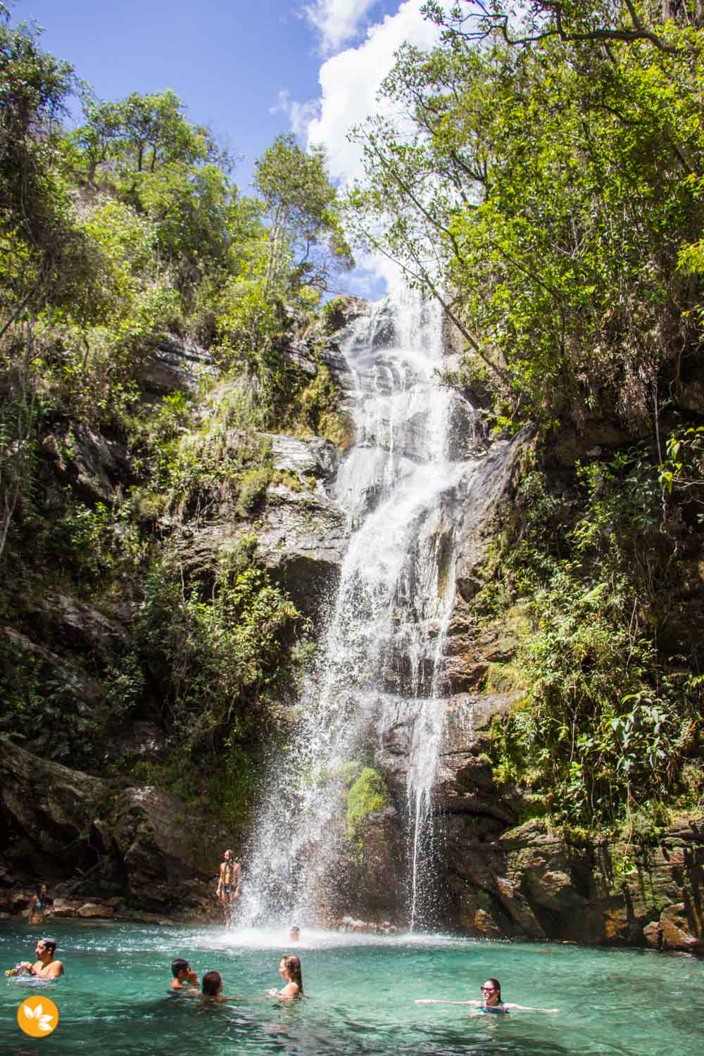 A Cachoeira Santa Bárbara tem a água cor turquesa