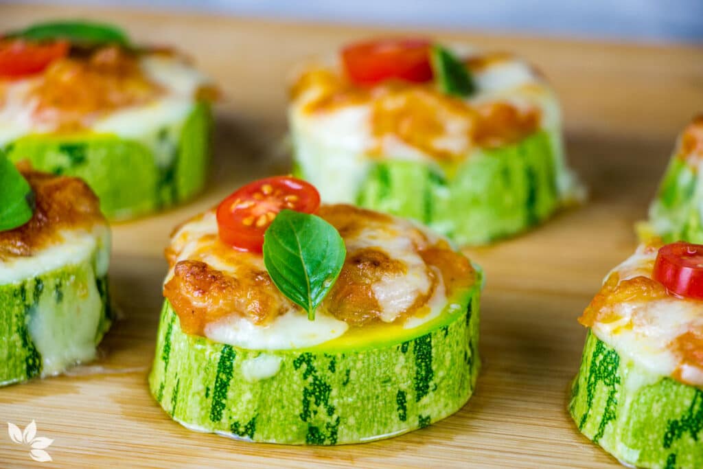 Abobrinha marguerita assada servida como petisco leve