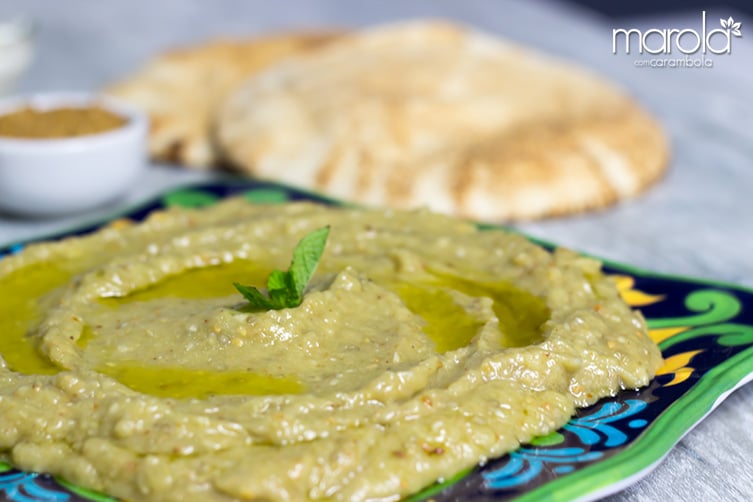 Babaganoush servido como petisco leve com pão sírio