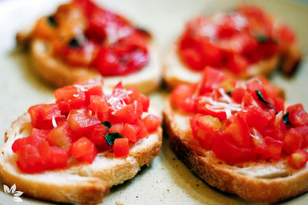 Bruschetta de tomate e pimentão assado, petisco leve de verão