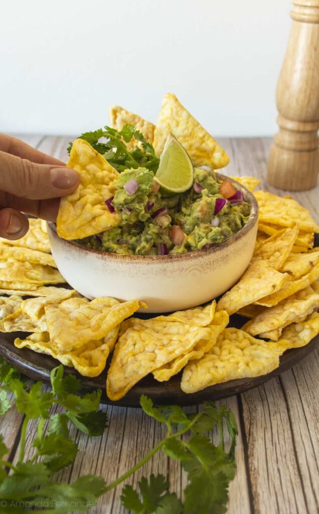 Guacamole fresco servido como petisco leve para o verão