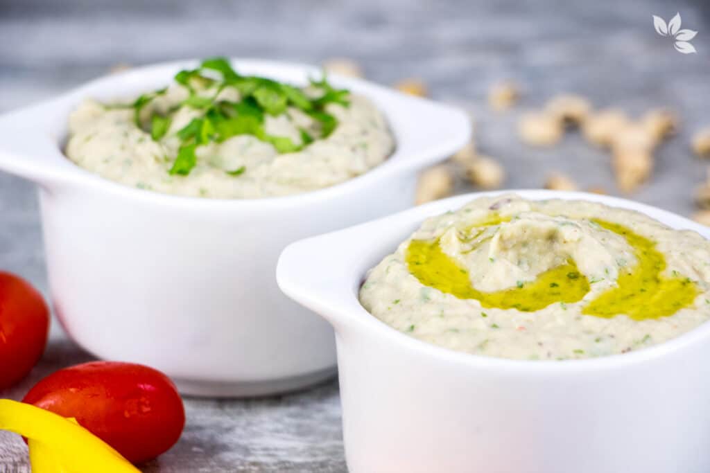 Pasta de feijão-fradinho servida como petisco leve de verão