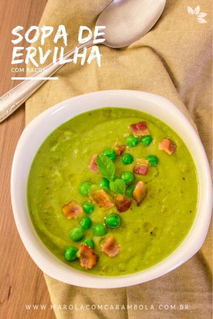 Tigela branca com sopa cremosa de ervilha, sobre pano rústico