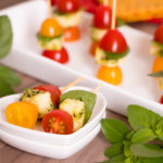 Receita de Espetinho Caprese com Molho Pesto