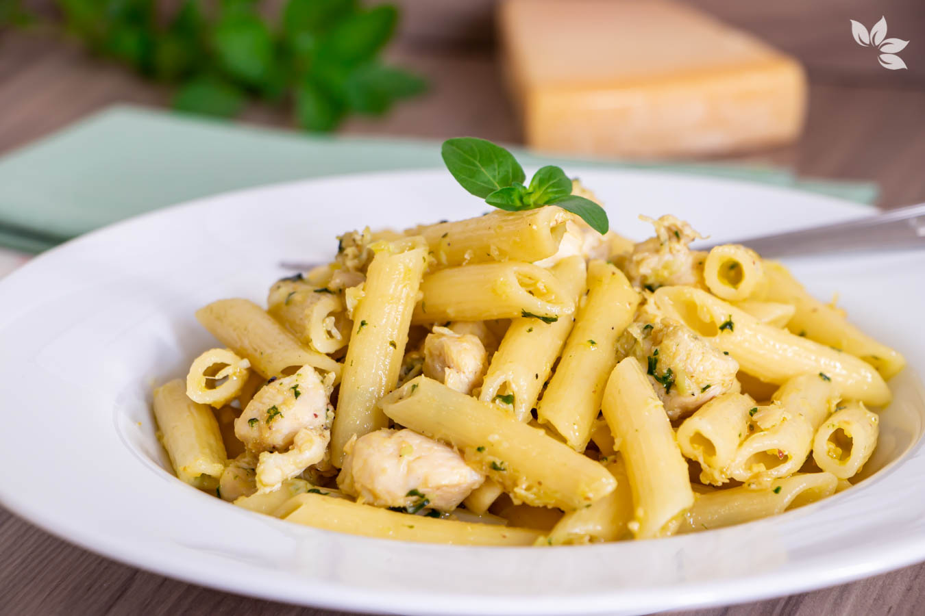 Macarrão ao molho pesto com frango Macarrão ao molho pesto com frango
