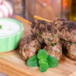 Receita de Mini Kafta com Molho de Iogurte
