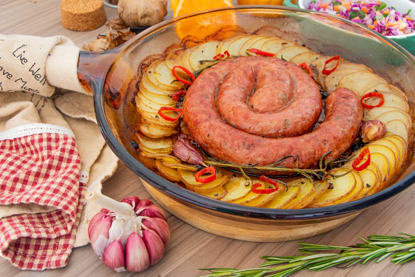Esta receita de Linguiça com Batatas ao forno é daquelas receitas com cara de sábado, linda, super prática e ótima para acompanhar uma cerveja gelada. 