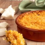 Esta receita de cocada de forno fica super cremosa, leva poucos ingredientes e é muito simples de fazer.