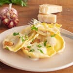 Receita de ravioli de bacalhau com molho de alho assado