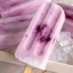 Picolé de iogurte com geleia de frutas vermelhas
